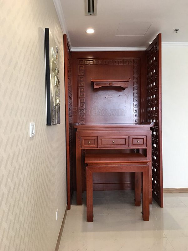 . Với diện tích hẹp, gia chủ nên chọn mẫu bàn thờ gỗ cao cấp nhỏ gọn, có đường nét hoa văn đơn giản nhưng vẫn giữ được vẻ đẹp truyền thống.