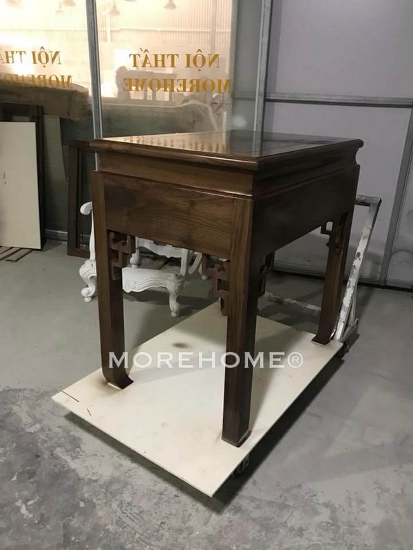 Bàn thờ gỗ óc chó được nhiều khách hàng ưu ái vì nó có chất lượng gỗ bền bỉ và giới hạn được sự xâm nhập của mối mọt.
